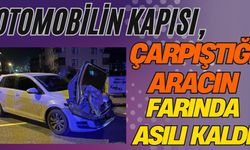 Otomobilin kapısı, çarpıştığı aracın farında asılı kaldı