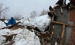 Kastamonu’da kar nedeniyle ahır çöktü, hayvanlar altında kaldı