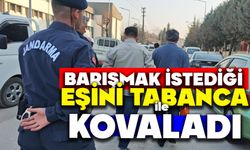 Barışmak istediği eşini tabanca ile kovaladı