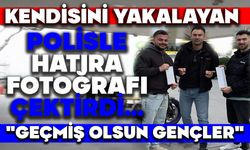 Kendisini yakalayan polisle hatıra fotoğrafı çektirdi..."Geçmiş olsun gençler"