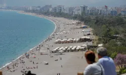 Antalyalılar hafta sonunda Konyaaltı Sahili’ne akın etti