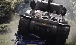 İngiltere'de 98 yaşındaki gazi, savaş tankıyla Tesla'yı ezdi