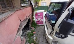 Park halindeki kamyon hareket ederek çarptığı metruk binanın duvarını yıktı