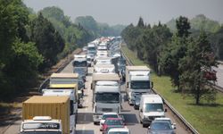 Otoyolda lastiği patlayan tır, bariyerlere çarptı: Bölgede uzun araç kuyrukları oluştu
