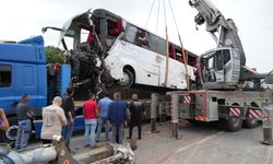 Çanakkale'de 8 kişinin öldüğü kazada enkaza dönen otobüs vinç yardımıyla olay yerinden kaldırıldı