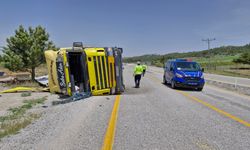 Karaman’da devrilen tırın sürücüsü yaralandı