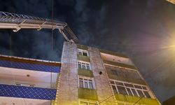 Küçükçekmece'de 7 katlı binanın çatısı alev alev yandı