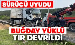 TEM’de sürücüsünün uyuduğu iddia edilen buğday yüklü tır devrildi