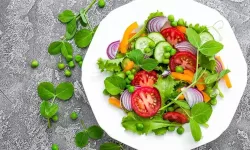 Salata yiyerek vücudunuza mikroplastik sokuyor olabilirsiniz