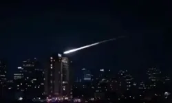 İran füzesi İsrail'in Tel Aviv şehrindeki bir binaya isabet etti