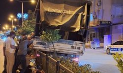Freni boşalan kamyonet refüje çıkarak durabildi