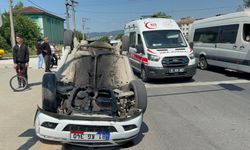 Yayaya yol veren otomobile çarpıp takla attı: 3 yaralı