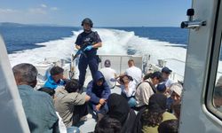 Gelibolu açıklarında 51 kaçak göçmen ile 2 göçmen kaçakçısı şüphelisinin yakalanma anı ortaya çıktı