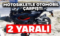İlçe girişindeki kavşakta motosikletle otomobil çarpıştı: 2 yaralı