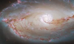 Hubble, 137 milyon ışık yılı uzaklıktaki bir sarmal galaksinin fotoğrafını çekti
