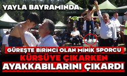 Yayla bayramında güreşte birinci olan minik sporcu kürsüye çıkarken ayakkabılarını çıkardı
