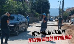 OTOMOBİLİN ÜZERİNE TELEFON DİREĞİ DEVRİLDİ