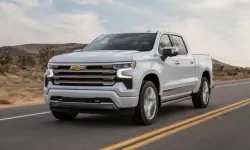 Chevrolet Silverado rekor kırdı: Tek şarjla 1704 kilometre
