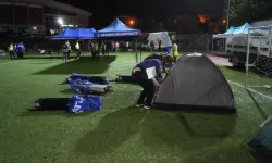 Balıkesir Sındırgı'da vatandaşlar geceyi stadyumda geçirdi