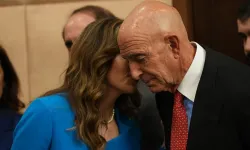 Tom Barrack’tan gazetecilere hakaret: Hayvanca davranmayın medeni olun