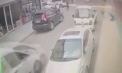 Aniden yola fırlayan çocuk hafif ticari aracın altında kaldı: Feci kaza kamerada