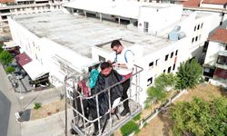 15 yıllık berber yeni açtığı dükkanının ilk tıraşını gökyüzünde yaptı