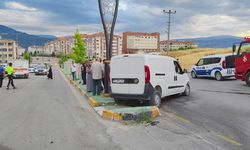 Hafif ticari araçla çarpışan otomobil apartmanın bahçesine uçtu: 3 yaralı