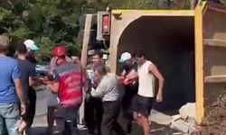 Kontrolden çıkan hafriyat kamyonu devrildi