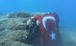 Deniz altında işaret diliyle İstiklal Marşını okudular