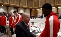 Cumhurbaşkanı Erdoğan ile milli basketbolcu Adem Bona arasında gülümseten diyalog