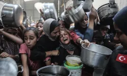 Gazze'de insanlık dramı: Filistinlilere yemek dağıtıldı