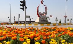 Sahil yolunda geniş kapsamlı peyzaj çalışması yürütüyor