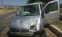 Isparta'da otomobil refüje çarpıp takla attı: 2 yaralı