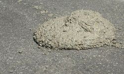 Çevreyi kirleten beton mikseri sürücüsü cep telefonu kamerasına yansıdı