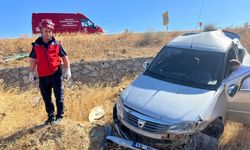 Balıkesir'de otomobil tarlaya uçtu; 2 yaralı