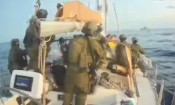 İsrail askerlerinin Sumud Filosu'ndaki tekneye baskın anı görüntülendi
