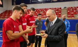 Başkan Faruk Özlü’den voleybolculara baklava ikramı