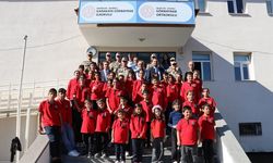 Köy okuluna jandarmadan Atatürk köşesi