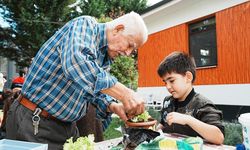Minikler ve büyükler marul fidesi dikti