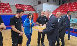 Başkan Özlü voleybolcuların ağzını tatlandırdı