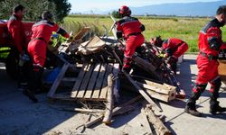 Balıkesir'deki 6.1'lik depremin ardından Koca Seyit Havalimanında ekipler kurtarma tatbikatı yaptı