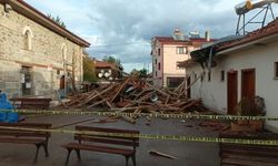 DÖRTDİVAN'DA FIRTINA CAMİ MİNARESİNİ DEVİRDİ
