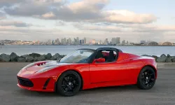 Tesla, uzun süredir ertelenen Roadster spor otomobili üzerindeki çalışmalara yeniden başladı
