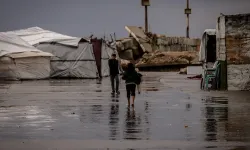 Filistinlilerin sığındığı çadırları yağmur suyu bastı