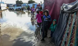 Gazze'de etkili olan yağmur çadırları vurdu: Gazzeli babanın feryadı yürekleri yaktı