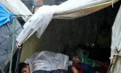 Gazze’de çocuklar, ıslanmış çadırlarda uyuyor