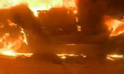 Küçükçekmece’de hafif ticari araç alev alev yandı