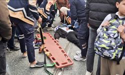 Sultangazi'de otomobil ile motosiklet tramvay yolunda çarpıştı: 1 yaralı
