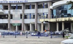 Düzce'de yıkım çalışması süren belediye binasında yangın