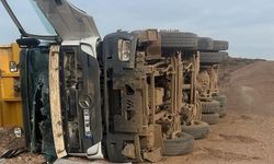 Kontrolden yükünü boşaltan kamyon devrildi : 1 yaralı